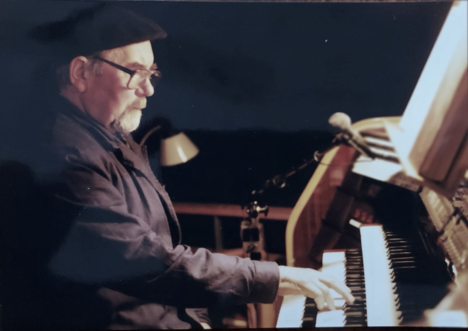 Józef Cynar przy klawiaturze organów