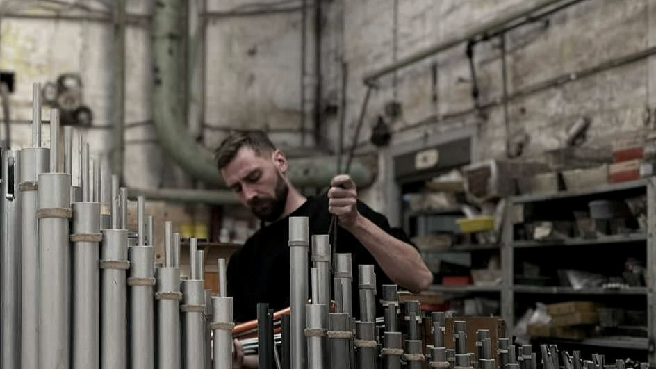 Piotr Cynar przy pracy w warsztacie organmistrzowskim